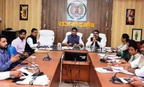 नशीले पदार्थों के अवैध कारोबार के विरूद्ध सख्त कार्रवाई जारी रखने कलेक्टर ने दिए निर्देश