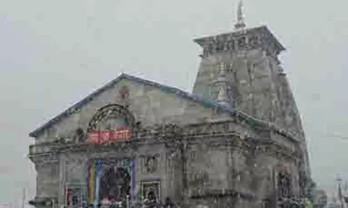 केदारनाथ धाम में जमकर बर्फबारी, सफेद चादर से ढकी बाबा केदार की नगरी