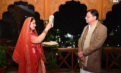 मुख्यमंत्री पुष्कर सिंह धामी ने धर्मपत्नी गीता धामी के साथ मनाया करवाचौथ पर्व