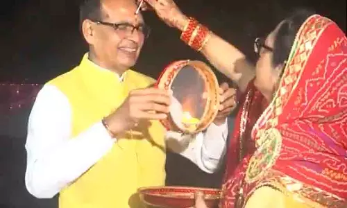 शिवराज सिंह चौहान ने पत्नी साधना सिंह संग मनाया करवा चौथ, परिवार के साथ की पूजा-अर्चना शिवराज सिंह चौहान ने पत्नी साधना सिंह संग मनाया करवा चौथ, परिवार के साथ की पूजा-अर्चना