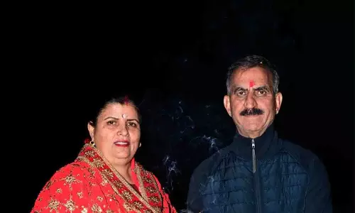 पत्नी कमलेश ठाकुर संग CM सुक्खू ने मनाया करवाचौथ, दिखा खास अंदाज