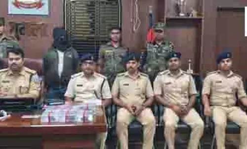 लाल कार में छिपे थे खतरनाक हथियार, पुलिस को देख जंगल में भागे संदिग्ध लाल कार में छिपे थे खतरनाक हथियार, पुलिस को देख जंगल में भागे संदिग्ध