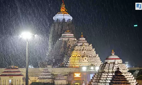 चक्रवात अर्णब का पुरी में असर, तेज हवाओं के साथ भारी बारिश, समुद्र में उठीं ऊंची लहरें चक्रवात अर्णब का पुरी में असर, तेज हवाओं के साथ भारी बारिश, समुद्र में उठीं ऊंची लहरें