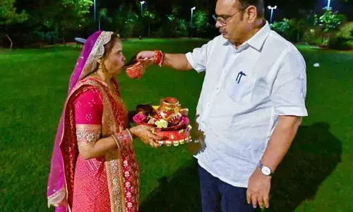 CM भजनलाल शर्मा ने पत्नी गीता शर्मा संग मनाया करवा चौथ, प्रदेशवासियों को दी शुभकामनाएं CM भजनलाल शर्मा ने पत्नी गीता शर्मा संग मनाया करवा चौथ, प्रदेशवासियों को दी शुभकामनाएं