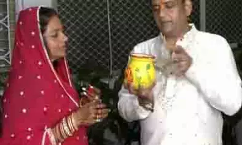 करवा चौथ पर रवि किशन ने पत्नी संग रखा व्रत, डिप्टी CM ब्रजेश पाठक के आवास पर मनाया करवा चौथ करवा चौथ पर रवि किशन ने पत्नी संग रखा व्रत, डिप्टी CM ब्रजेश पाठक के आवास पर मनाया करवा चौथ