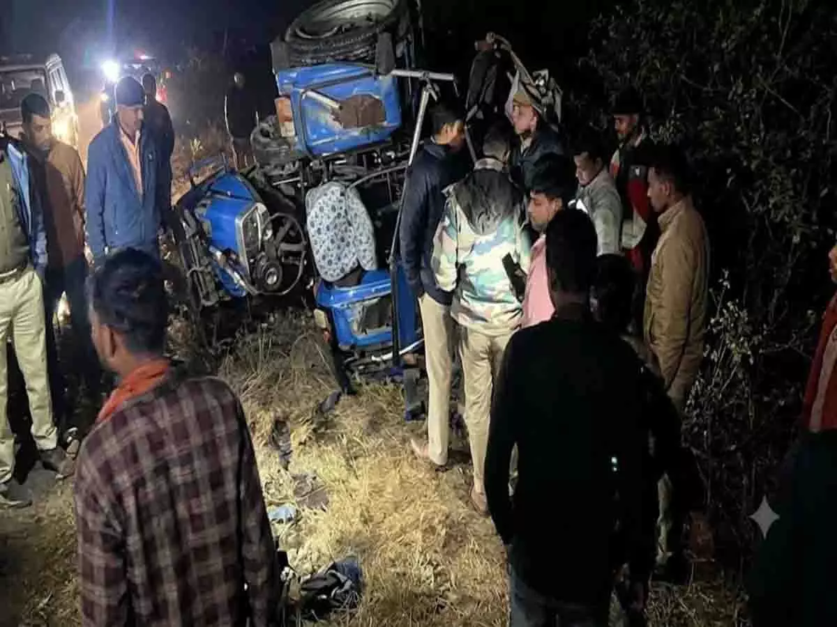 उमरिया में दर्दनाक सड़क हादसा, नदी की पुलिया के पास अनियंत्रित होकर पलटा ट्रैक्टर, चालक की मौत उमरिया में दर्दनाक सड़क हादसा, नदी की पुलिया के पास अनियंत्रित होकर पलटा ट्रैक्टर, चालक की मौत