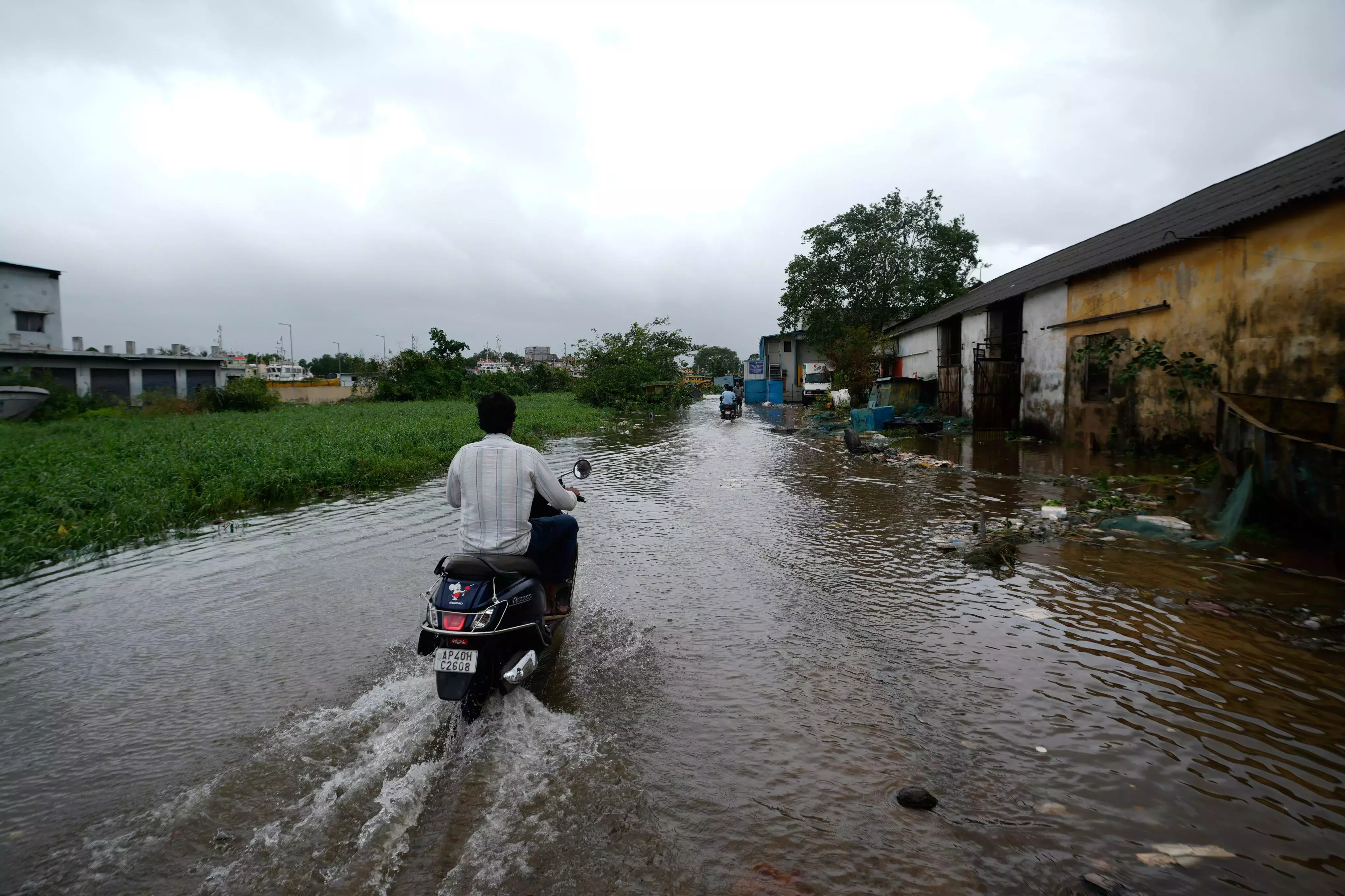 Andhra: जीएमसी ने जलभराव से निपटने के लिए कदम बढ़ाए Andhra: जीएमसी ने जलभराव से निपटने के लिए कदम बढ़ाए