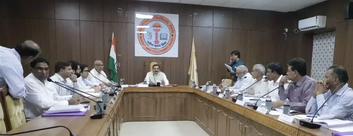 एमजीएसयू में खाली पदों को भरने की प्रक्रिया तेज करने पर जोर एमजीएसयू में खाली पदों को भरने की प्रक्रिया तेज करने पर जोर