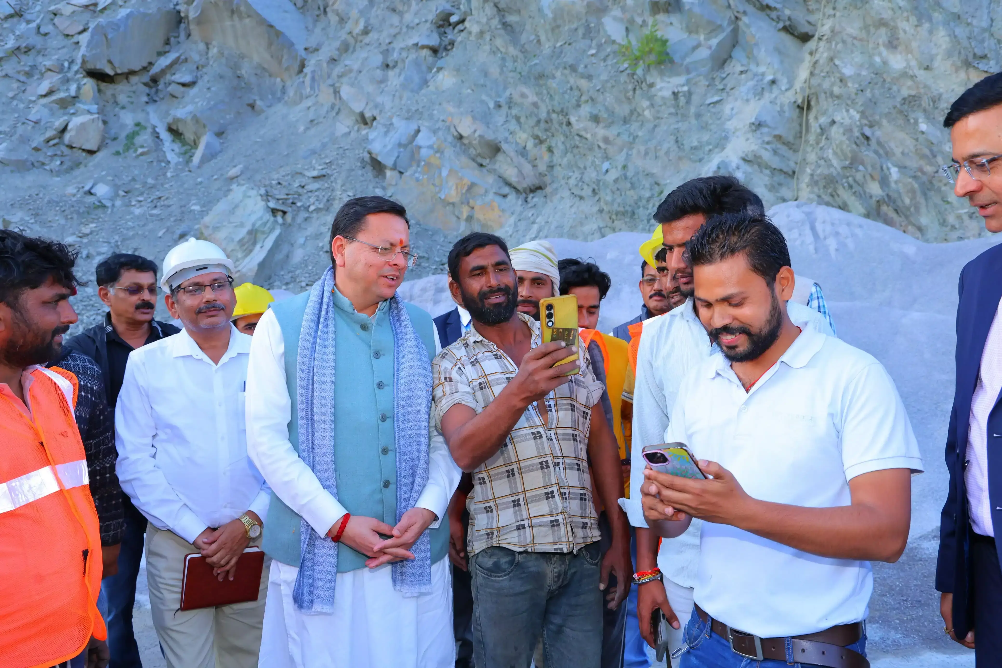 उत्तराखंड में सड़कों के गड्ढे भरने की समयसीमा एक नवंबर उत्तराखंड में सड़कों के गड्ढे भरने की समयसीमा एक नवंबर