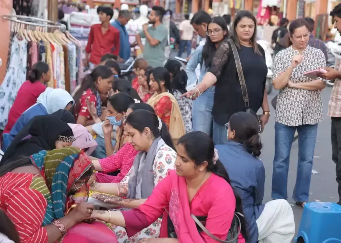 करवा चौथ को लेकर सुहागिनों में उत्साह, अखंड सौभाग्य की करेंगी कामना करवा चौथ को लेकर सुहागिनों में उत्साह, अखंड सौभाग्य की करेंगी कामना