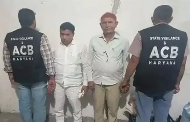तीन लाख रुपये की रिश्वत लेते रंगे हाथों पकड़े गए दो कर्मचारी तीन लाख रुपये की रिश्वत लेते रंगे हाथों पकड़े गए दो कर्मचारी