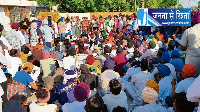 मांगों को लेकर डीसी आवास पहुंचे परिजन और प्रदर्शनकारी, किया घेराव मांगों को लेकर डीसी आवास पहुंचे परिजन और प्रदर्शनकारी, किया घेराव
