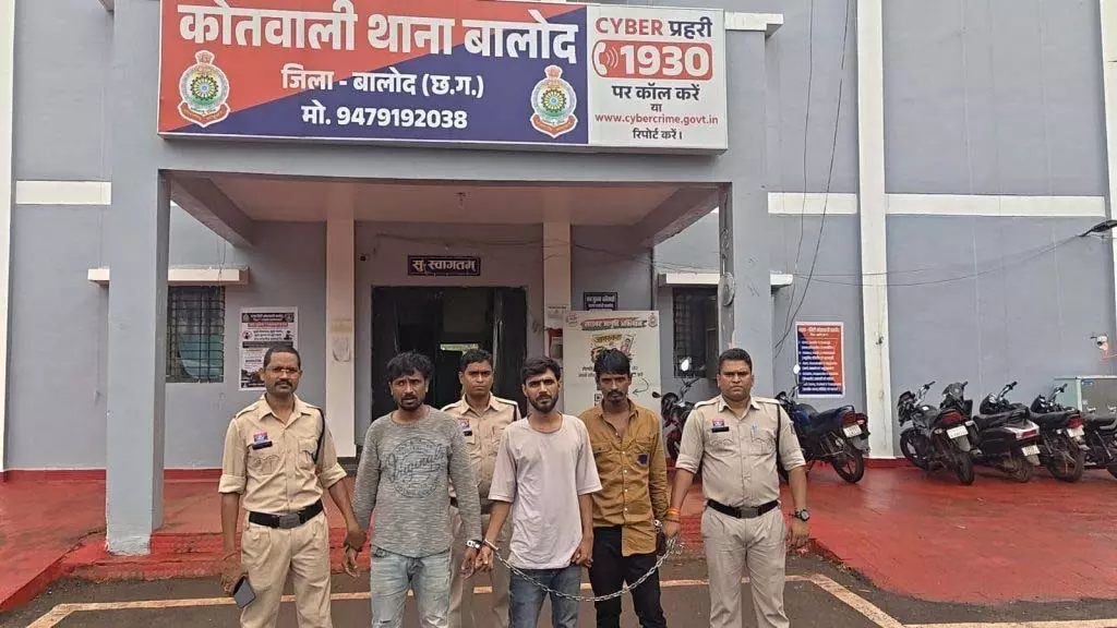 नशे के सौदागरों पर पुलिस का बड़ा एक्शन, 6 लाख की नशीली गोलियों के साथ 3 तस्कर गिरफ्तार नशे के सौदागरों पर पुलिस का बड़ा एक्शन, 6 लाख की नशीली गोलियों के साथ 3 तस्कर गिरफ्तार