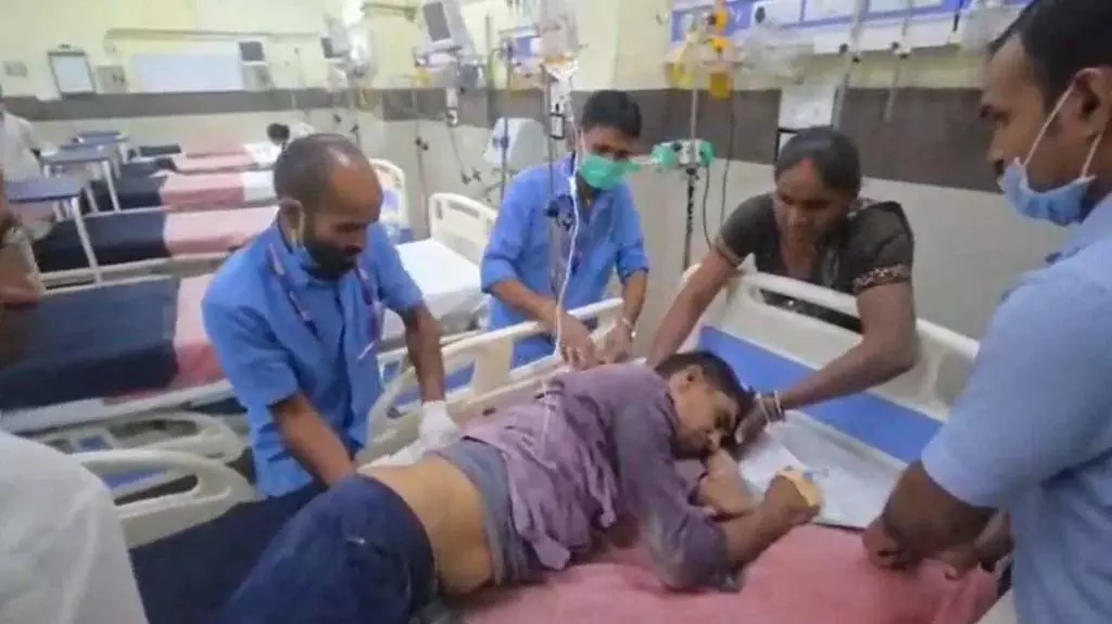 मकान का छज्जा तोड़ते समय गिरे 2 मजदूर, एक की मौत, दूसरे की हालत नाजुक मकान का छज्जा तोड़ते समय गिरे 2 मजदूर, एक की मौत, दूसरे की हालत नाजुक