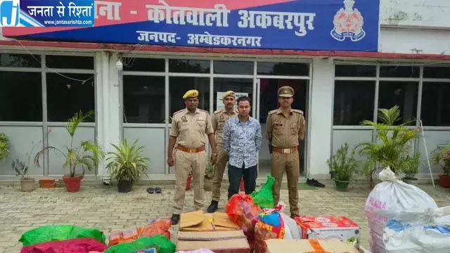 अंडे की दुकान में छिपा रखा था साढ़े चार क्विंटल पटाखों का जखीरा, पुलिस की छापेमारी में बड़ा खुलासा अंडे की दुकान में छिपा रखा था साढ़े चार क्विंटल पटाखों का जखीरा, पुलिस की छापेमारी में बड़ा खुलासा