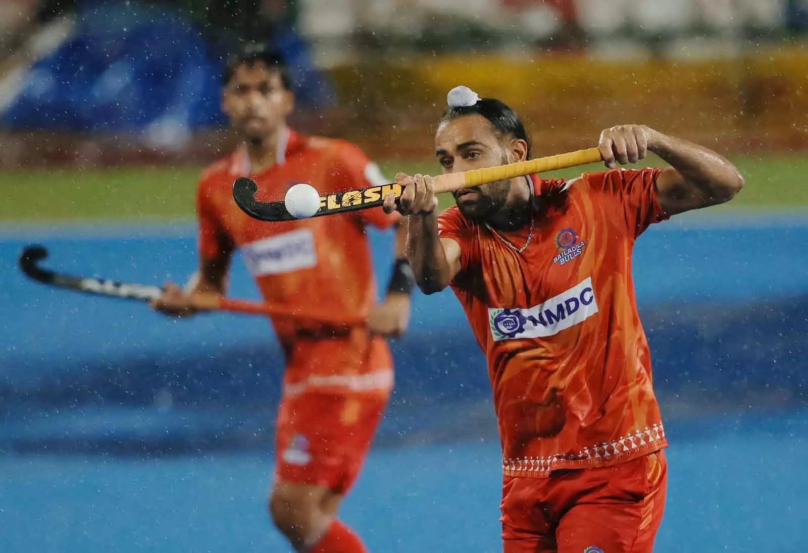 बैलाडिला बुल्स ने दर्ज की पहली जीत, सेमीफाइनल की आस बाकी बैलाडिला बुल्स ने दर्ज की पहली जीत, सेमीफाइनल की आस बाकी