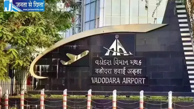 राजकोट एयरपोर्ट पर पटाखों से भड़की आग, रनवे पर छाया धुआं, एयर इंडिया की फ्लाइट वडोदरा डायवर्ट राजकोट एयरपोर्ट पर पटाखों से भड़की आग, रनवे पर छाया धुआं, एयर इंडिया की फ्लाइट वडोदरा डायवर्ट