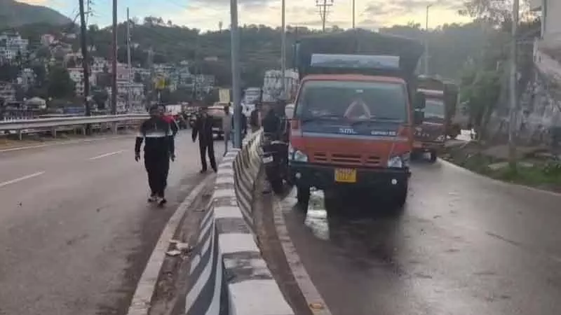 एक साथ 3 गाडिय़ों का एक्सीडेंट, पहले बाइक स्किड हुई एक साथ 3 गाडिय़ों का एक्सीडेंट, पहले बाइक स्किड हुई