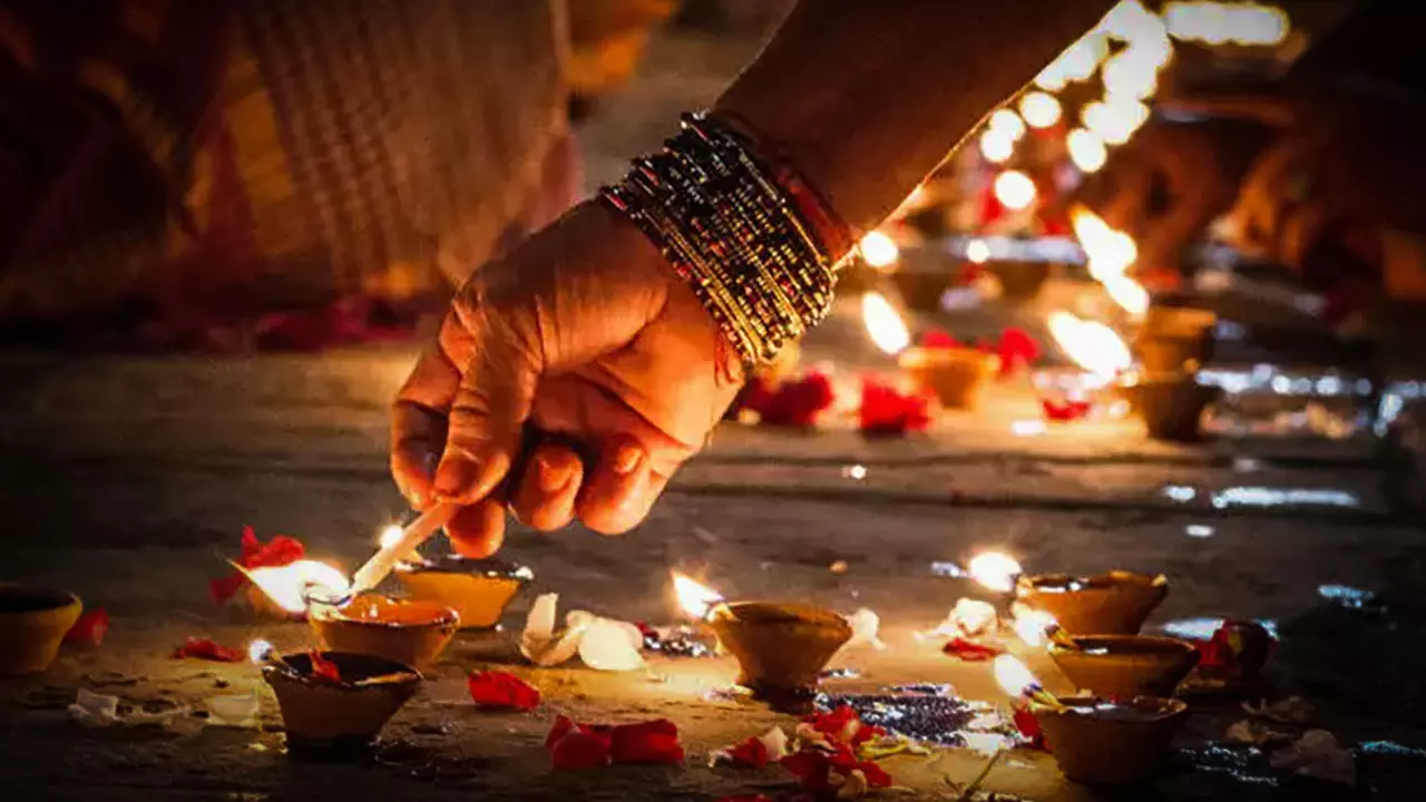 देव दिवाली और गंगा स्नान: जानें कार्तिक पूर्णिमा की सही तिथि व विधि देव दिवाली और गंगा स्नान: जानें कार्तिक पूर्णिमा की सही तिथि व विधि