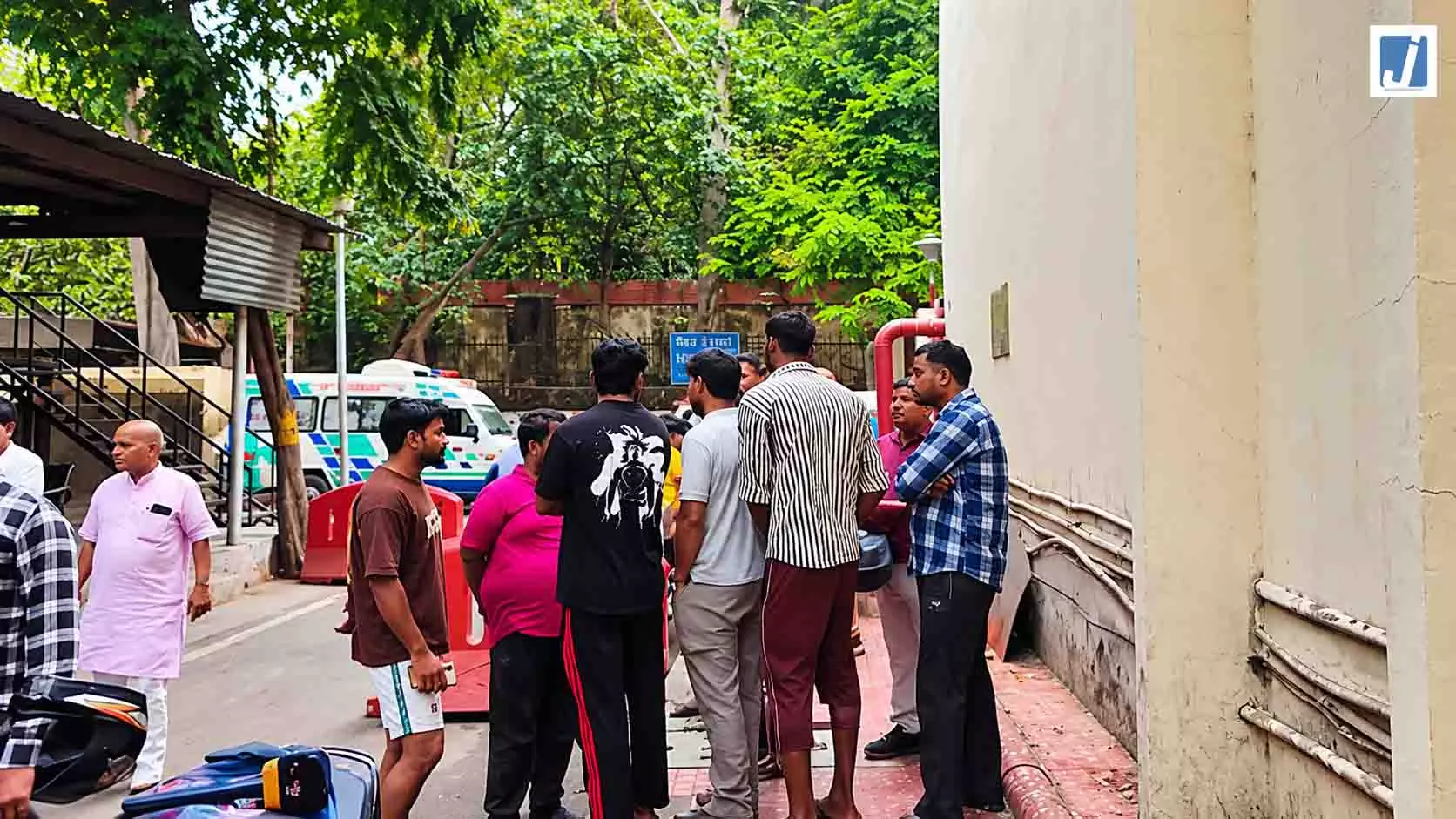 DTC बस की टक्कर से डिलीवरी एजेंट की मौत, चालक गिरफ्तार DTC बस की टक्कर से डिलीवरी एजेंट की मौत, चालक गिरफ्तार