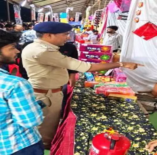 पटाखा दुकानों में सुरक्षा से समझौता नहीं, शर्तों के उल्लंघन पर निरस्त होगा लाइसेंस पटाखा दुकानों में सुरक्षा से समझौता नहीं, शर्तों के उल्लंघन पर निरस्त होगा लाइसेंस