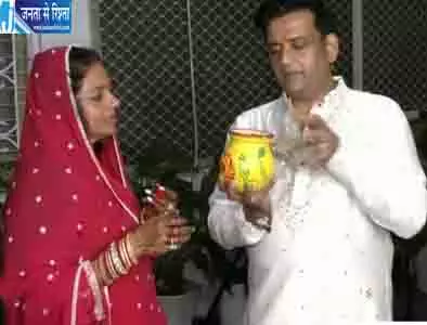 करवा चौथ पर रवि किशन ने पत्नी संग रखा व्रत, डिप्टी CM ब्रजेश पाठक के आवास पर मनाया करवा चौथ करवा चौथ पर रवि किशन ने पत्नी संग रखा व्रत, डिप्टी CM ब्रजेश पाठक के आवास पर मनाया करवा चौथ
