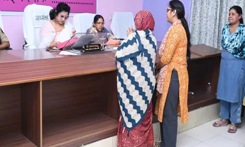 महिला आयोग की जनसुनवाई में 30 मामलों पर सुनवाई, 10 प्रकरणों का निपटारा महिला आयोग की जनसुनवाई में 30 मामलों पर सुनवाई, 10 प्रकरणों का निपटारा