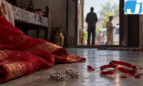 करवाचौथ पर मातम में बदली खुशियां, पत्नी की हत्या के आरोप में पति हिरासत में करवाचौथ पर मातम में बदली खुशियां, पत्नी की हत्या के आरोप में पति हिरासत में