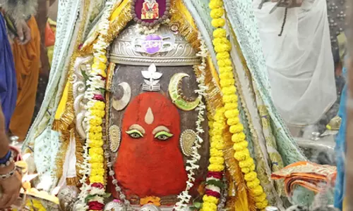 रजत चंद्र-त्रिशूल और मुकुट से सजे बाबा महाकाल, दिव्य स्वरूप देख भाव विभोर हुए भक्त! रजत चंद्र-त्रिशूल और मुकुट से सजे बाबा महाकाल, दिव्य स्वरूप देख भाव विभोर हुए भक्त!