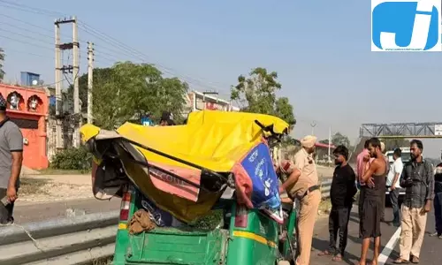 गोराया के पास खड़े ट्रक से भिड़ा ऑटो, दो लोगों की गई जान