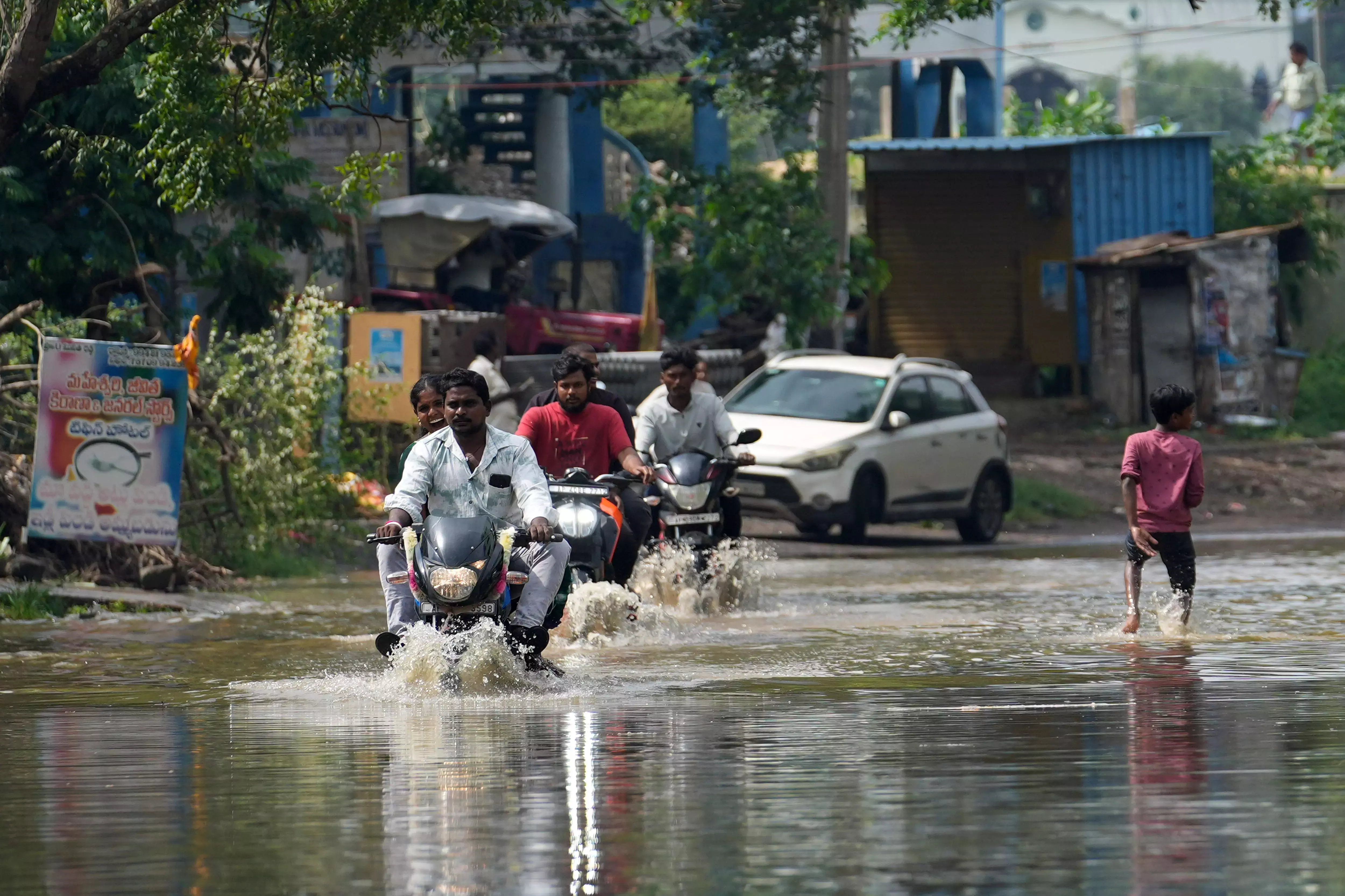 Andhra: एपी ने चक्रवात प्रभावित क्षेत्रों में स्वास्थ्य उपाय बढ़ाए