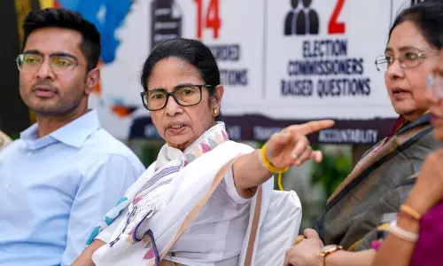 बंगाल की सियासत में बवाल, अभिषेक बनर्जी ने पुलिसकर्मियों को दी खुली चेतावनी बंगाल की सियासत में बवाल, अभिषेक बनर्जी ने पुलिसकर्मियों को दी खुली चेतावनी