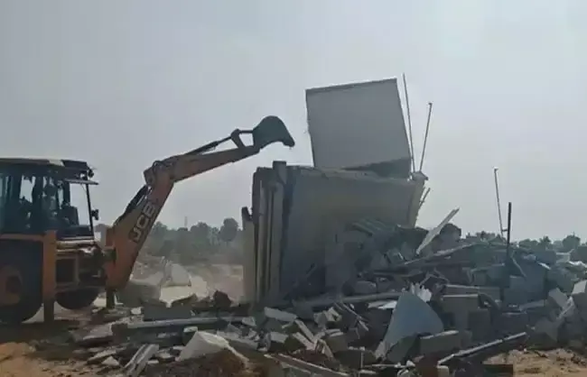 रेवाड़ी में अवैध प्लॉटिंग पर कार्रवाई, कई निर्माण जमींदोज रेवाड़ी में अवैध प्लॉटिंग पर कार्रवाई, कई निर्माण जमींदोज