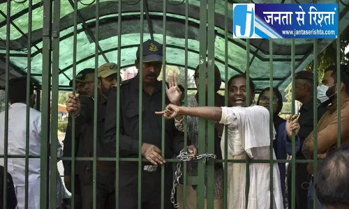 जामिया ने प्रदर्शनकारी छात्रों को जारी किया नोटिस जामिया ने प्रदर्शनकारी छात्रों को जारी किया नोटिस