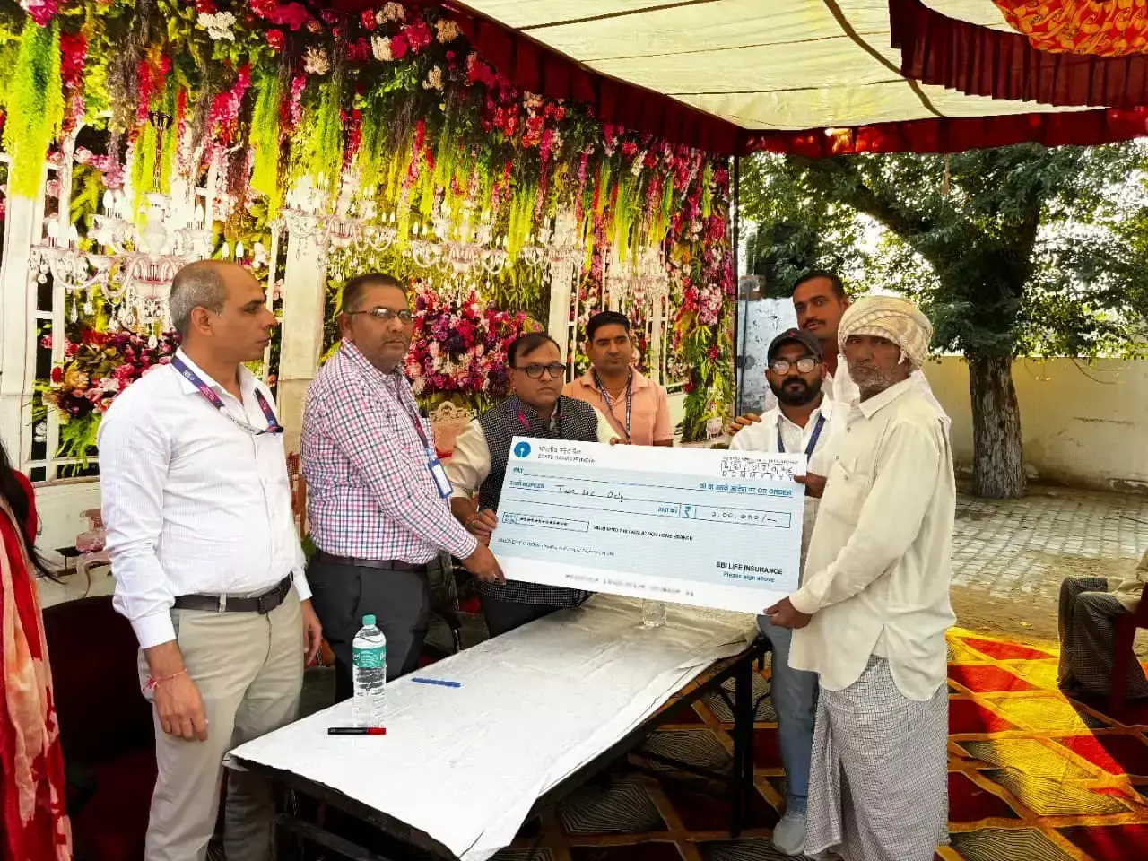 बीमा योजना के तहत परिजनों को वितरित की गई क्लेम राशि