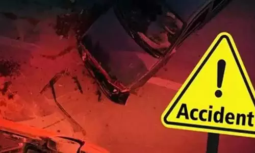 एक्सप्रेस-वे पर खड़ी बस बनी काल, कार सवार दंपती और बेटी की मौत