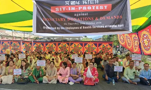 मणिपुर संघर्ष के बाद बढ़ीं आर्थिक मांगें, स्वास्थ्य कर्मचारियों ने जताया विरोध मणिपुर संघर्ष के बाद बढ़ीं आर्थिक मांगें, स्वास्थ्य कर्मचारियों ने जताया विरोध