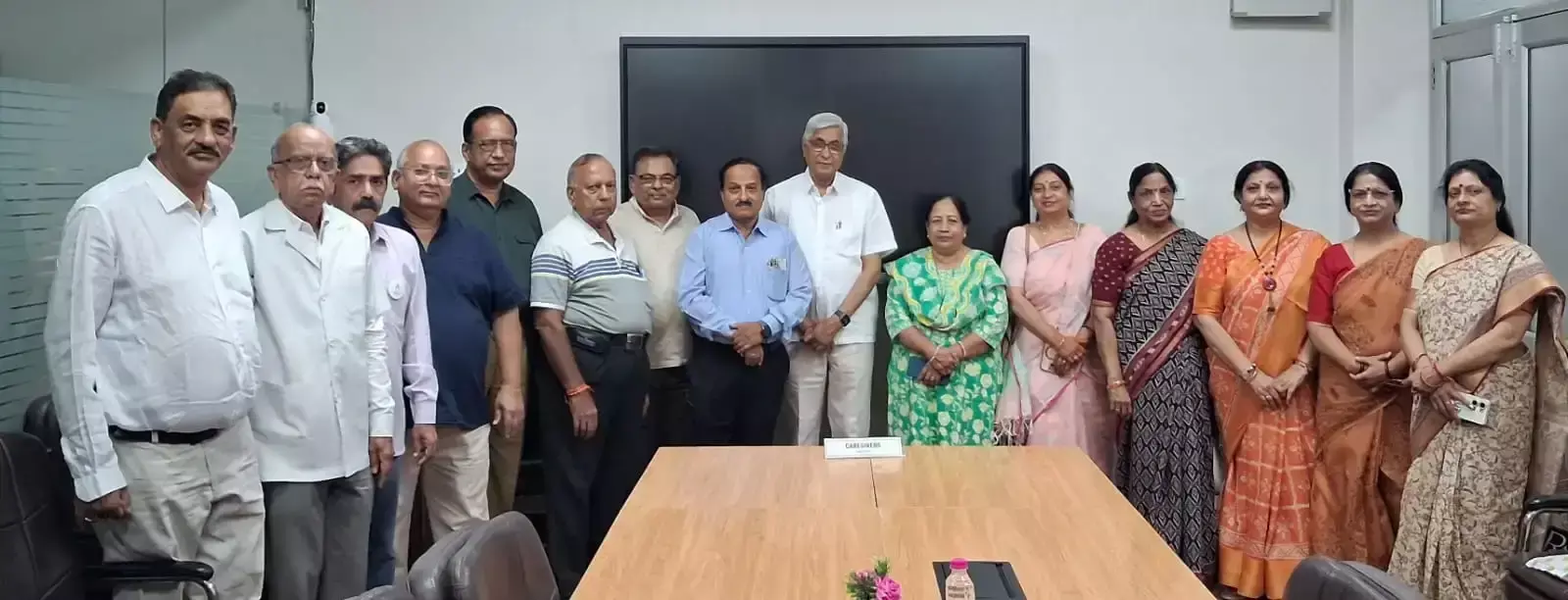 बुजुर्गों की देखभाल के लिए सावधानी और सहानुभूति जरूरी