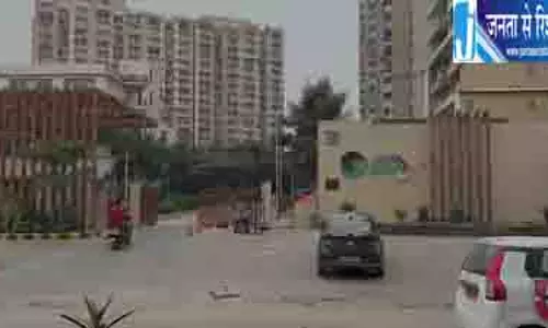 फूल तोड़ते समय दर्दनाक हादसा, 23वीं मंजिल से गिरे पिता-पुत्र, दोनों की मौत