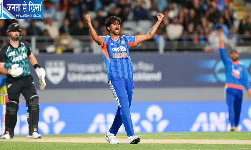 IND vs NZ: पावरप्ले में भारत ने झटके 2 विकेट, ग्लेन फिलिप्स और फिन एलेन ने संभाला मोर्चा IND vs NZ: पावरप्ले में भारत ने झटके 2 विकेट, ग्लेन फिलिप्स और फिन एलेन ने संभाला मोर्चा