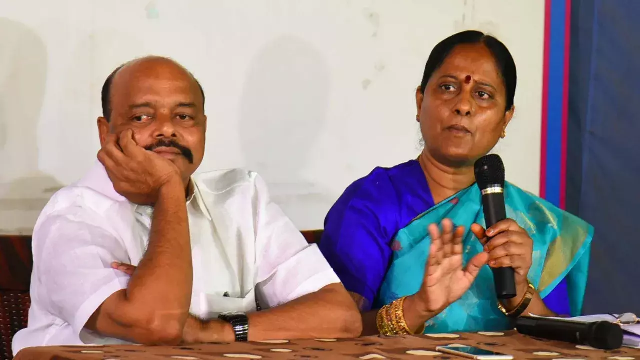 KTR पर विवादित बयान: कोंडा सुरेखा ने जताया खेद KTR पर विवादित बयान: कोंडा सुरेखा ने जताया खेद