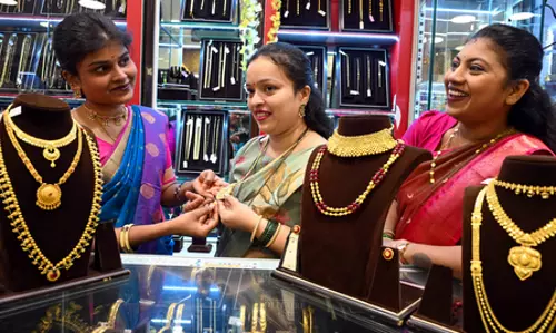 दिवाली से पहले सोने-चांदी की कीमतें धड़ाम, गोल्ड 0.59 प्रतिशत टूटा तो सिल्वर 3,700 रुपए गिरी
