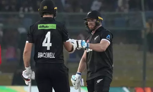 IND vs NZ: ग्लेन फिलिप्स और ब्रेसवेल की धुआंधार बल्लेबाजी, भारतीय गेंदबाजों पर बढ़ाया दबाव IND vs NZ: ग्लेन फिलिप्स और ब्रेसवेल की धुआंधार बल्लेबाजी, भारतीय गेंदबाजों पर बढ़ाया दबाव
