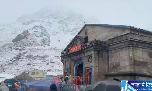 केदारनाथ धाम में जमकर बर्फबारी, सफेद चादर में लिपटा बाबा केदार का दरबार केदारनाथ धाम में जमकर बर्फबारी, सफेद चादर में लिपटा बाबा केदार का दरबार