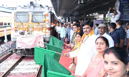 रायपुर रेलवे स्टेशन से बाबा धाम के लिए निकले श्रद्धालु, मंत्री टंकराम वर्मा ने दी बधाई रायपुर रेलवे स्टेशन से बाबा धाम के लिए निकले श्रद्धालु, मंत्री टंकराम वर्मा ने दी बधाई