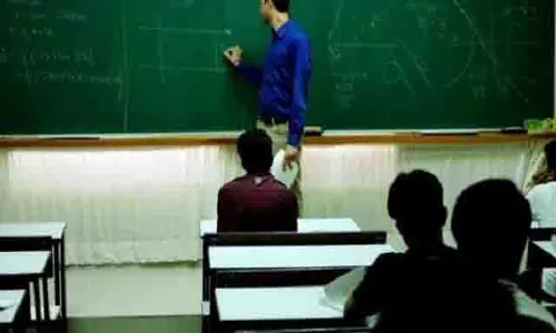 शिक्षा विभाग में बड़ी हलचल, 35 हजार शिक्षकों की नौकरी पर लटकी तलवार शिक्षा विभाग में बड़ी हलचल, 35 हजार शिक्षकों की नौकरी पर लटकी तलवार