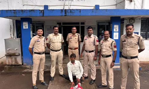 खरसिया पुलिस की बड़ी कार्रवाई, गांजे के साथ तस्कर गिरफ्तार खरसिया पुलिस की बड़ी कार्रवाई, गांजे के साथ तस्कर गिरफ्तार