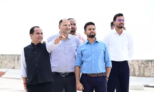 रायपुर में आसमान में गूंजा भारतीय वायुसेना के ‘सारंग’ हेलीकॉप्टरों का गर्जन रायपुर में आसमान में गूंजा भारतीय वायुसेना के ‘सारंग’ हेलीकॉप्टरों का गर्जन