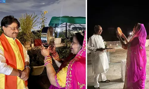 करवाचौथ पर नेताओं की खूबसूरत तस्वीरें वायरल, पत्नियों के साथ किया चांद का दीदार करवाचौथ पर नेताओं की खूबसूरत तस्वीरें वायरल, पत्नियों के साथ किया चांद का दीदार
