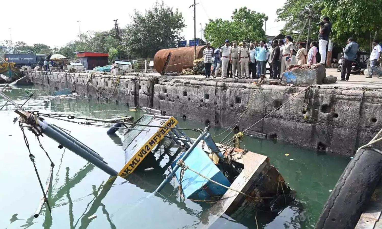 तटीय सुरक्षा IGP ने चक्रवात प्रभावित नौकाओं का निरीक्षण किया तटीय सुरक्षा IGP ने चक्रवात प्रभावित नौकाओं का निरीक्षण किया